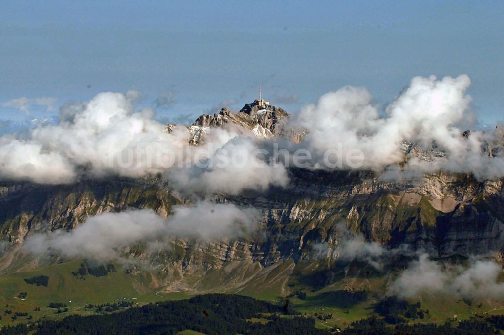 Luftaufnahme Schwägalp - Wolkenbedeckter Säntis, der höchster Berg im Alpstein in den Appenzeller Alpen in der Schweiz