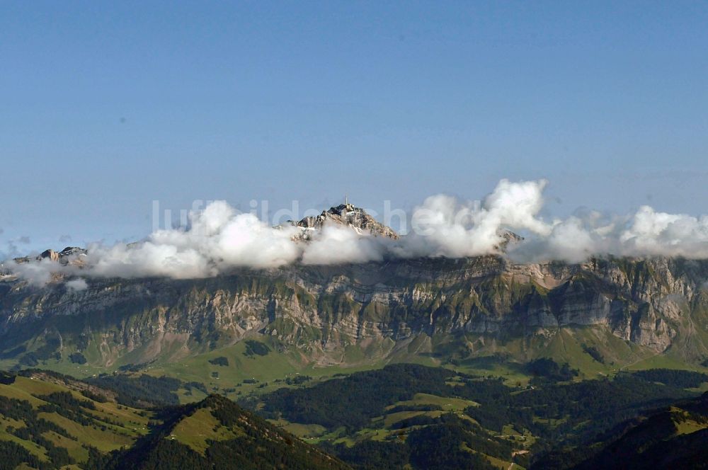 Schwägalp von oben - Wolkenbedeckter Säntis, der höchster Berg im Alpstein in den Appenzeller Alpen in der Schweiz