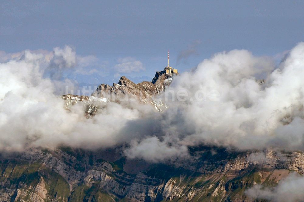 Schwägalp von oben - Wolkenbedeckter Säntis, der höchster Berg im Alpstein in den Appenzeller Alpen in der Schweiz