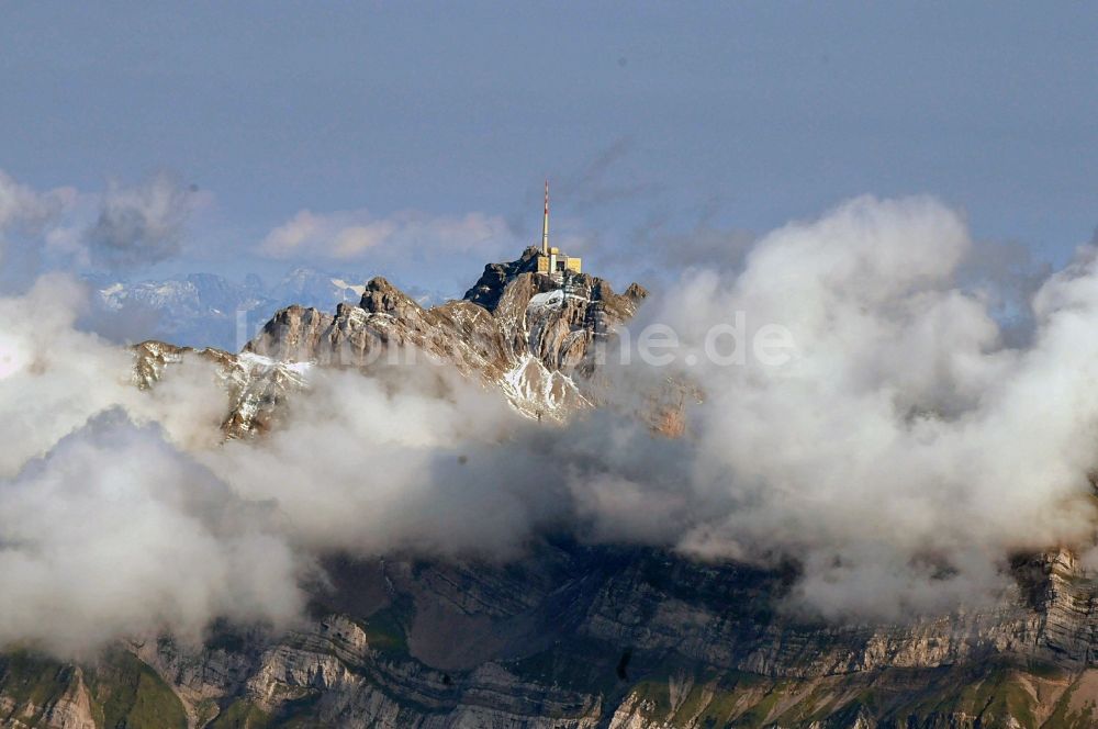 Schwägalp aus der Vogelperspektive: Wolkenbedeckter Säntis, der höchster Berg im Alpstein in den Appenzeller Alpen in der Schweiz