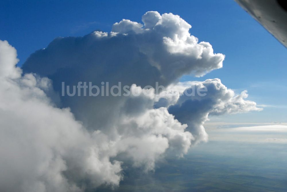 Luftaufnahme Schöppenstedt / OT Eitzum - Wolkenbildung über dem Waldgebiet bei Eitzum am Elm