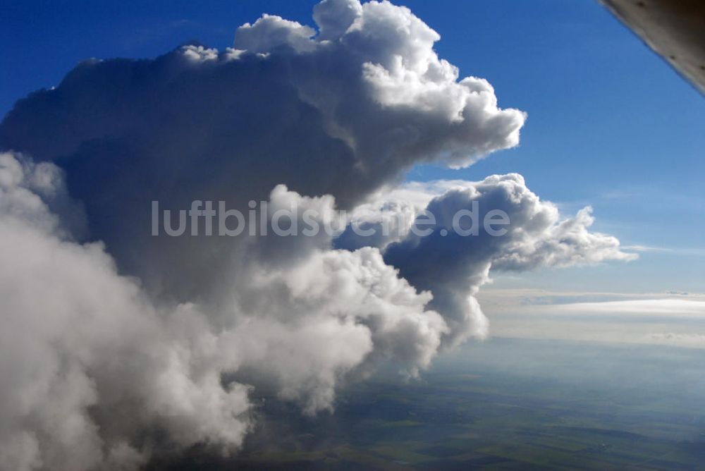 Schöppenstedt / OT Eitzum von oben - Wolkenbildung über dem Waldgebiet bei Eitzum am Elm