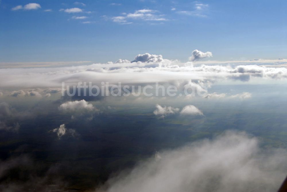 Luftbild Schöningen - Wolkenbildung über dem Waldgebiet bei Schöningen