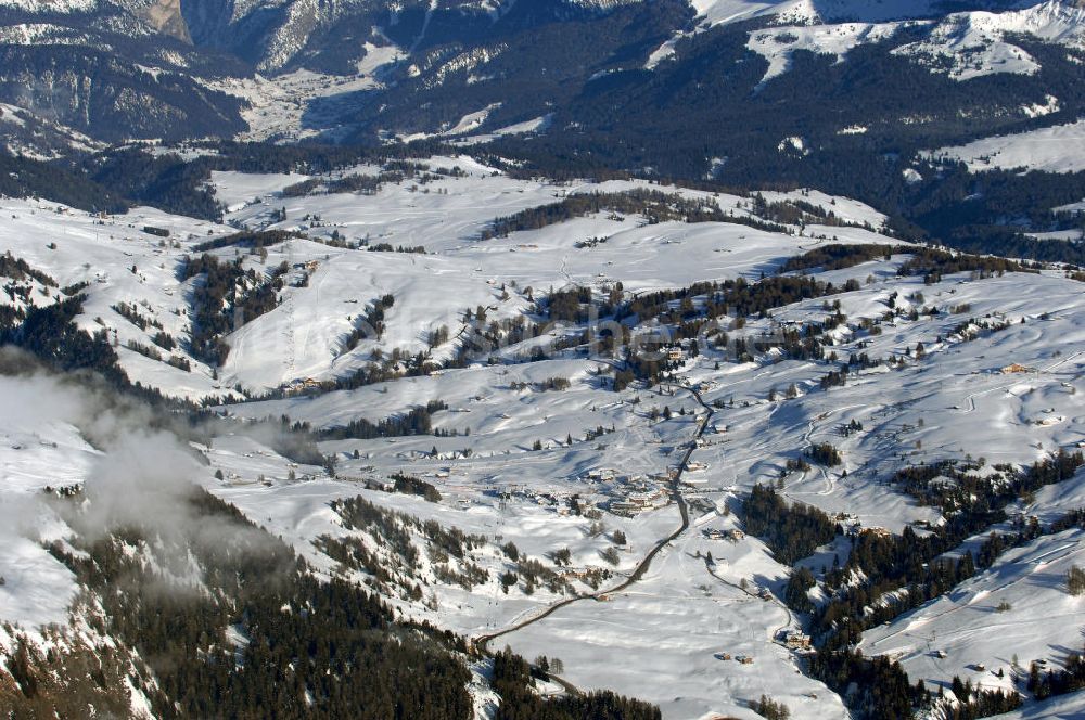 Luftaufnahme San Costantino - Wolkenfelder über dem Schlern Gebirgsmassiv bei San Costantino