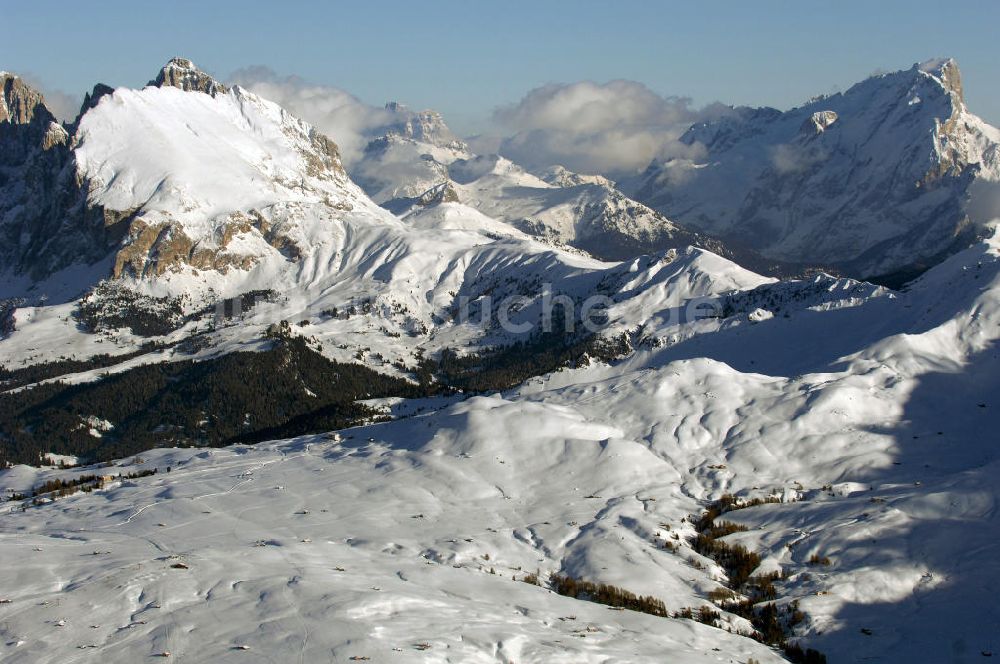 Luftbild San Costantino - Wolkenfelder über dem Schlern Gebirgsmassiv bei San Costantino