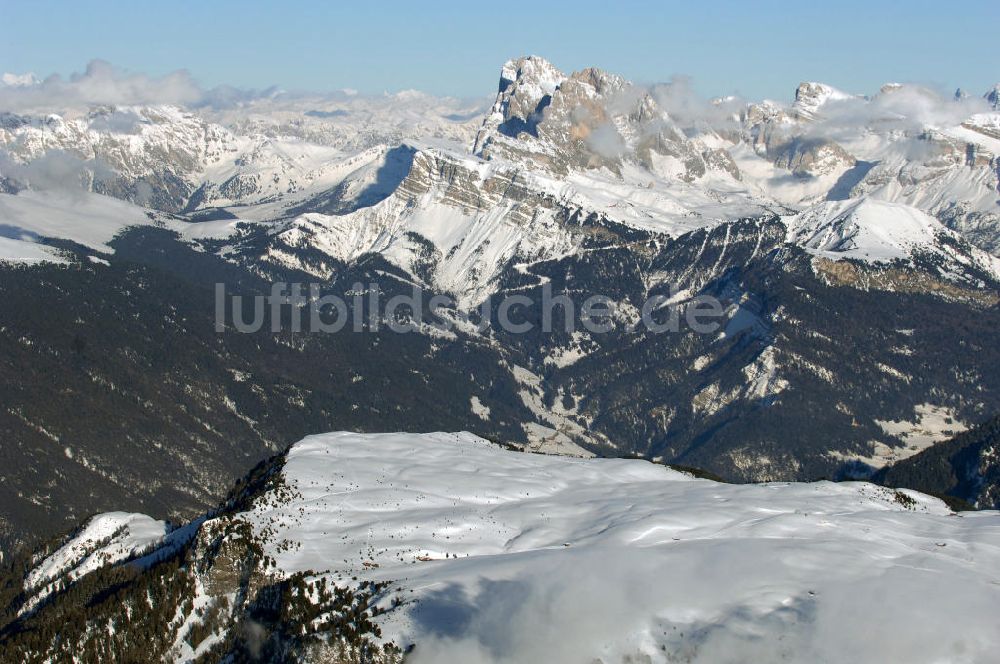 Luftbild San Costantino - Wolkenfelder über dem Schlern Gebirgsmassiv bei San Costantino