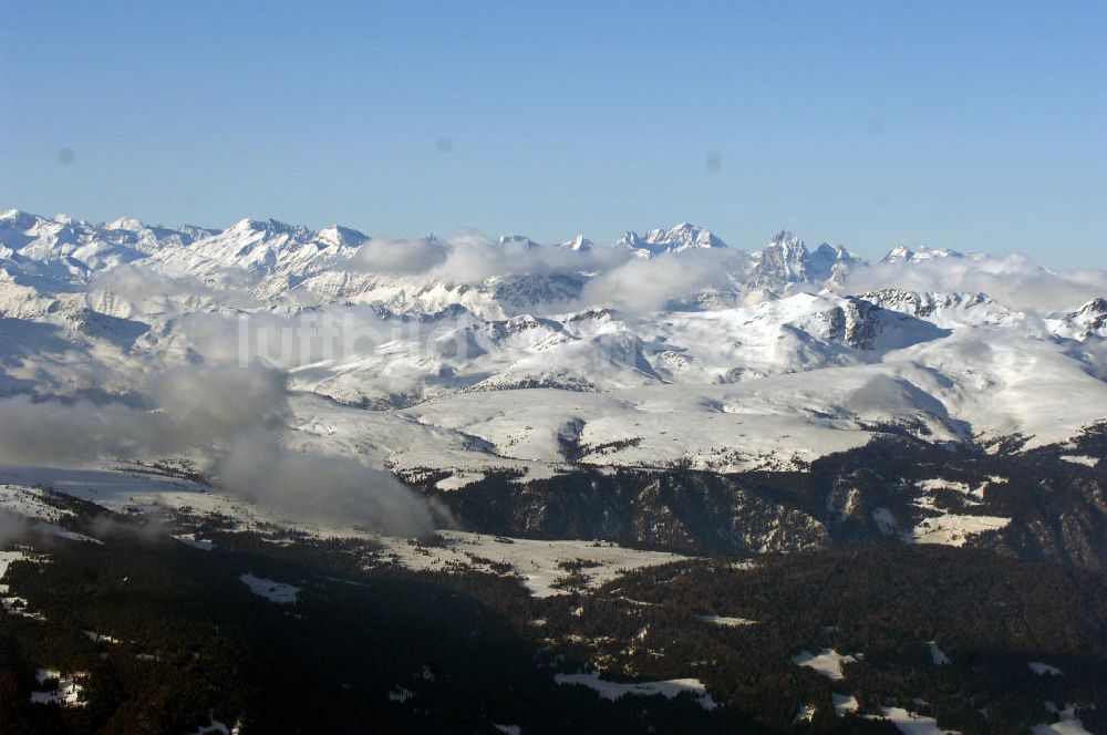 Luftaufnahme San Costantino - Wolkenfelder über dem Schlern Gebirgsmassiv bei San Costantino