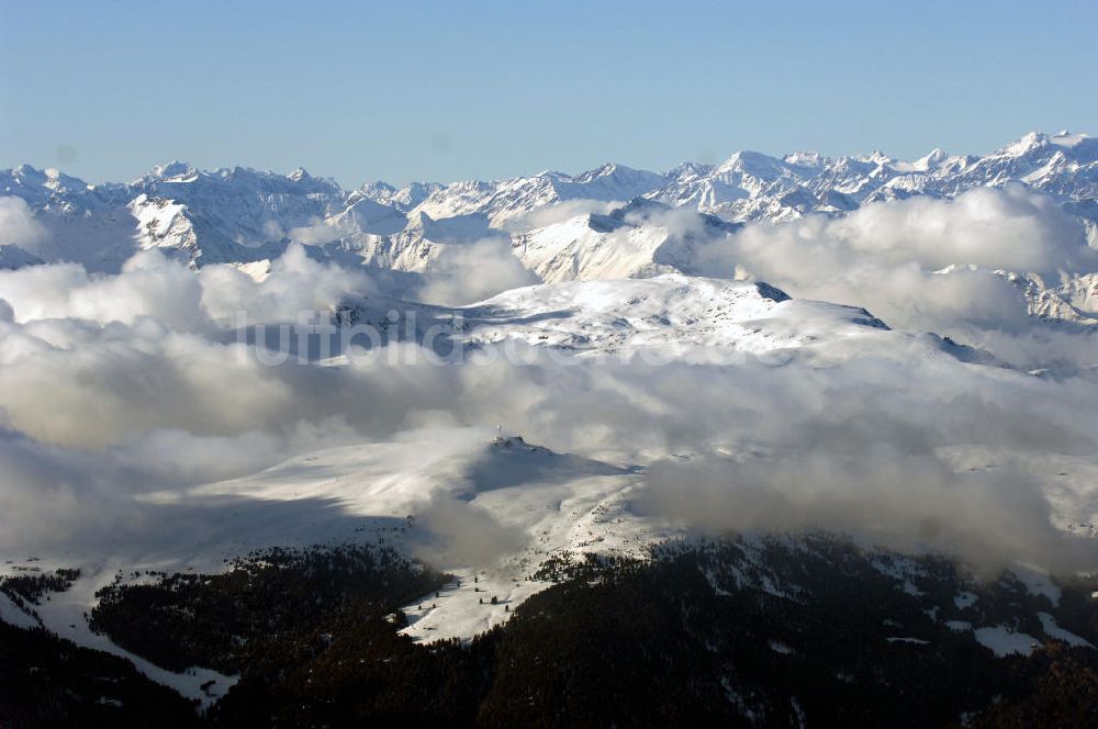 San Costantino von oben - Wolkenfelder über dem Schlern Gebirgsmassiv bei San Costantino