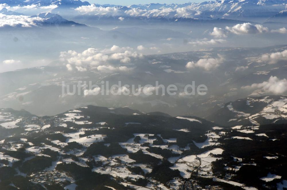 San Costantino aus der Vogelperspektive: Wolkenfelder über dem Schlern Gebirgsmassiv bei San Costantino