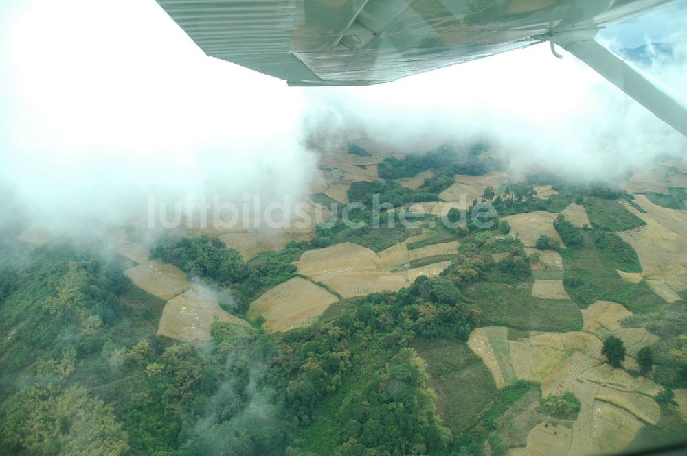 Kigoma von oben - Wolkenflug über Kigoma in Tanzania