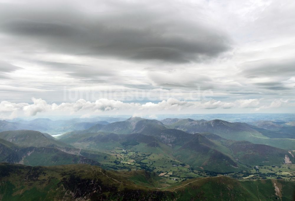 Windermere von oben - Wolkenverhangene Berg- Gipfel im Lake District National Park bei Windermere in England