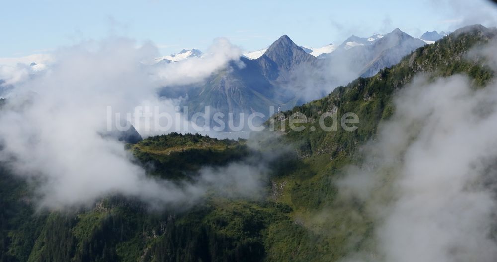 Luftbild Kenai Fjords National Park - Wolkenverhangene Gebirgszüge im Seward Kenai-Fjords-Nationalpark auf der Kenai-Halbinsel in Alaska in den Vereinigten Staaten von Amerika USA