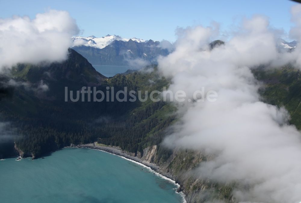 Kenai Fjords National Park aus der Vogelperspektive: Wolkenverhangene Gebirgszüge im Seward Kenai-Fjords-Nationalpark auf der Kenai-Halbinsel in Alaska in den Vereinigten Staaten von Amerika USA