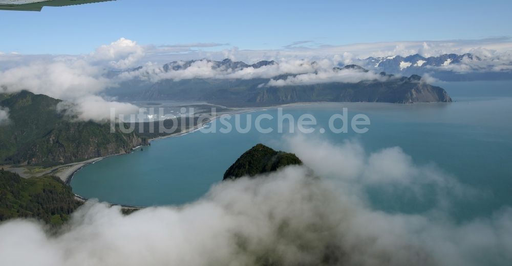 Luftbild Kenai Fjords National Park - Wolkenverhangene Gebirgszüge im Seward Kenai-Fjords-Nationalpark auf der Kenai-Halbinsel in Alaska in den Vereinigten Staaten von Amerika USA