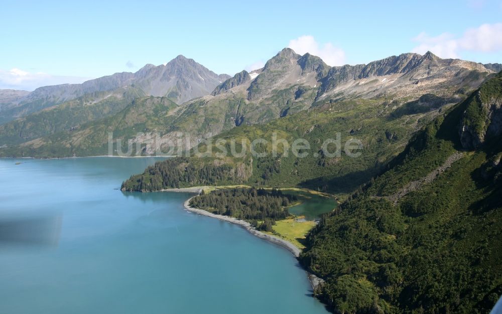 Kenai Fjords National Park von oben - Wolkenverhangene Gebirgszüge im Seward Kenai-Fjords-Nationalpark auf der Kenai-Halbinsel in Alaska in den Vereinigten Staaten von Amerika USA