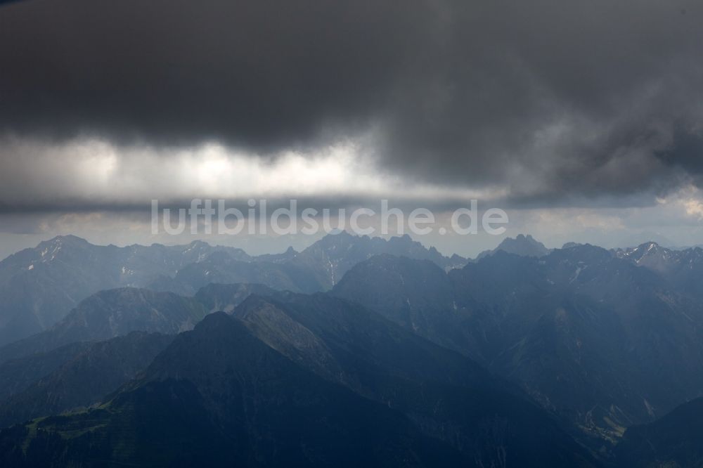 Luftbild Pians - Wolkenverhangene Landschaft der Lechtaler Alpen bei Pians in Tyrol in Österreich