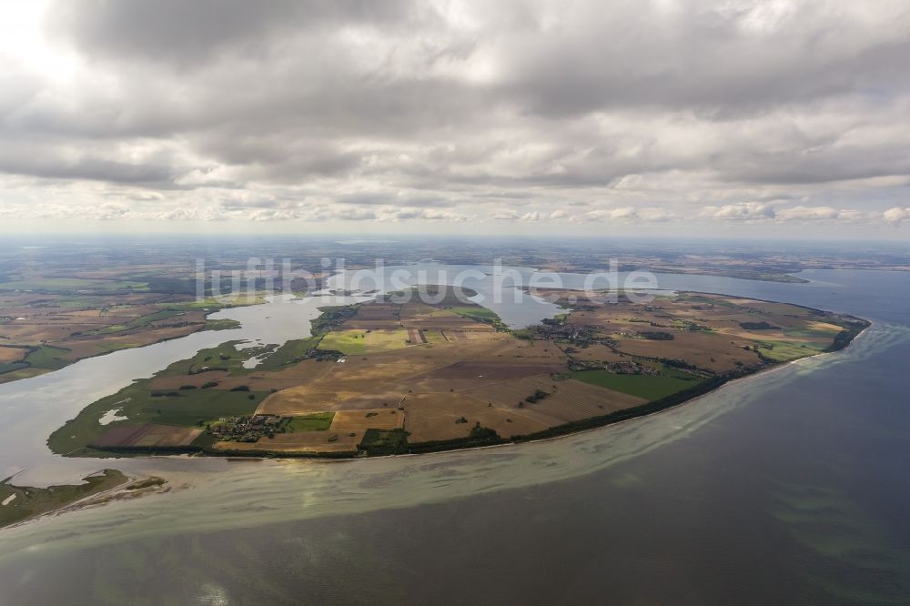 Luftaufnahme Insel Poel - Wolkenverhangene Landschaft der Ostseeküste auf der Insel Poel im Bundesland Mecklenburg-Vorpommern