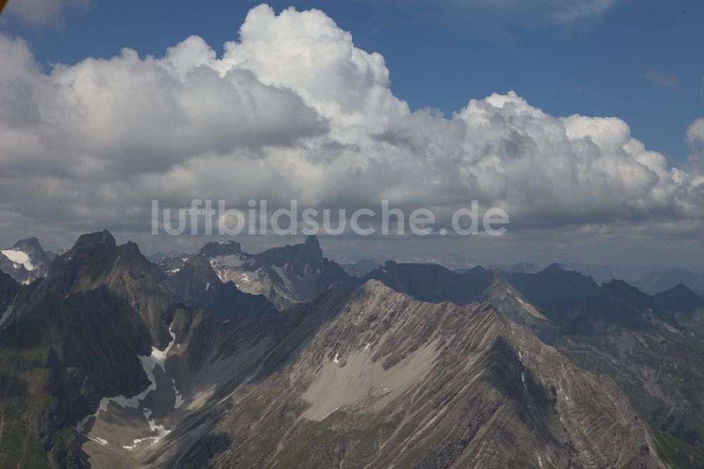 Luftaufnahme Innsbruck - Wolkenverhangener Gebirgszug der Alpen westlich von Innsbruck in Österreich