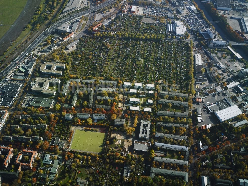 Berlin von oben - Wonhngebiet und Kleingartensiedlung südlich der A100 und entlang der Komturstraße im Ortsteil Tempelhof in Berlin