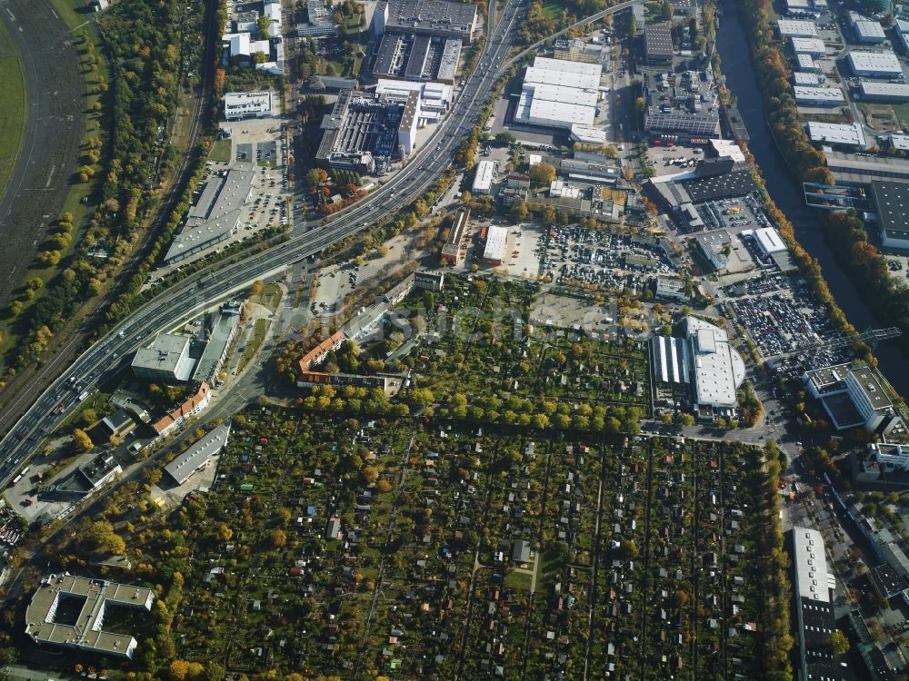 Berlin aus der Vogelperspektive: Wonhngebiet und Kleingartensiedlung südlich der A100 und entlang der Komturstraße im Ortsteil Tempelhof in Berlin