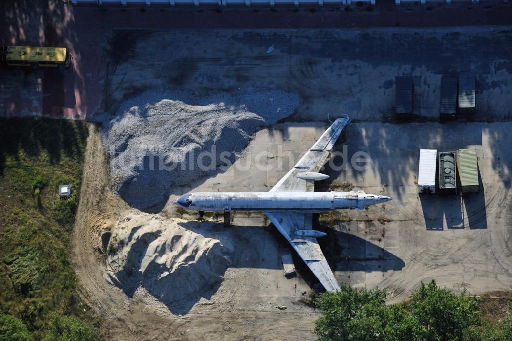 Luftbild Warschau - Wrack eines ehemaligen Passagierflugzeuges Tupolew TU 143A in Warschau