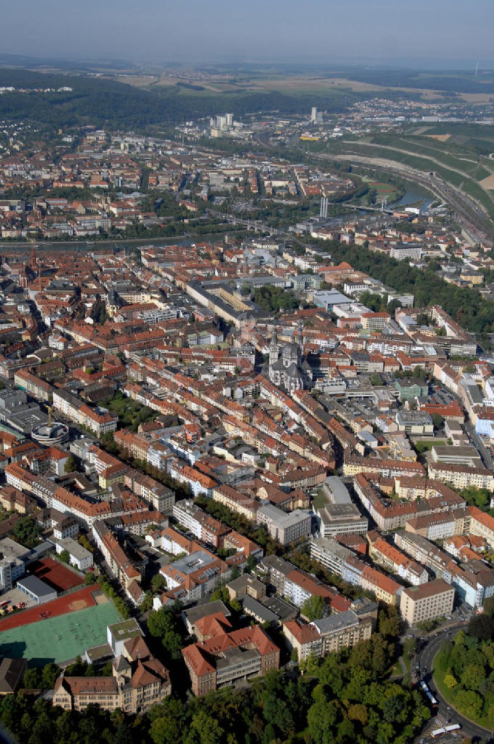 WÜRZBURG aus der Vogelperspektive: Würzburg mit der Marienkapelle und der Kirche St. Johannes