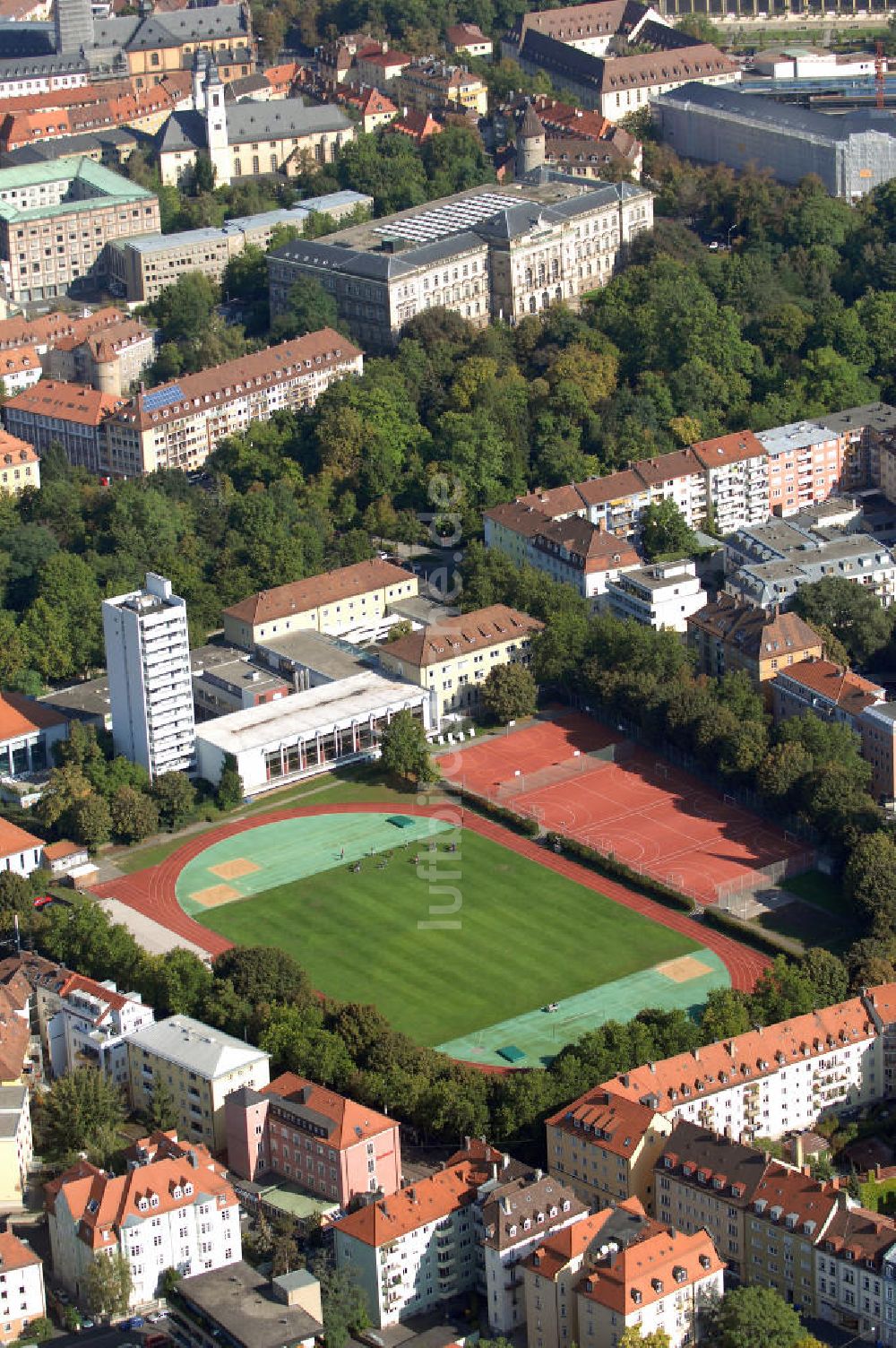 WÜRZBURG von oben - Würzburg mit dem Sportplatz Sanderrasen, Julius-Maximilians-Universität Würzburg und die St. Stephan-Kirche