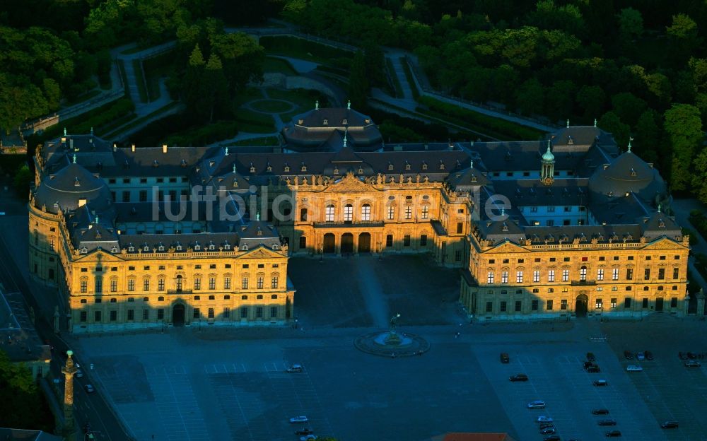 Würzburg aus der Vogelperspektive: Würzburger Residenz, eine barocker Schloßbau am Rande der Innenstadt von Würzburg im Bundesland Bayern