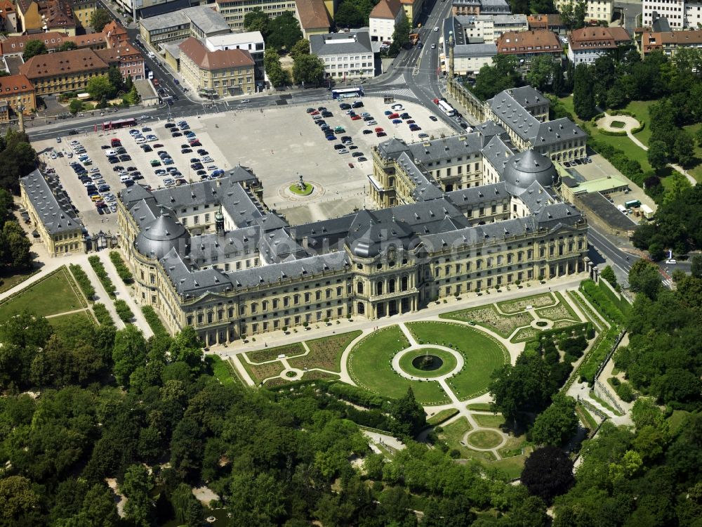 Luftbild Würzburg - Würzburger Residenz, eine barocker Schloßbau am Rande der Innenstadt von Würzburg im Bundesland Bayern