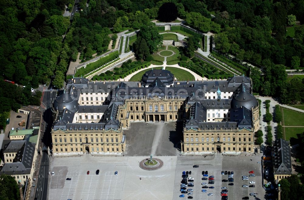 Luftaufnahme Würzburg - Würzburger Residenz, eine barocker Schloßbau am Rande der Innenstadt von Würzburg im Bundesland Bayern