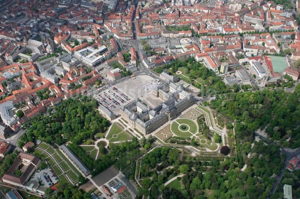 Luftbild Würzburg - Würzburger Residenz , einem barocken Residenzbau am Rande der Innenstadt von Würzburg