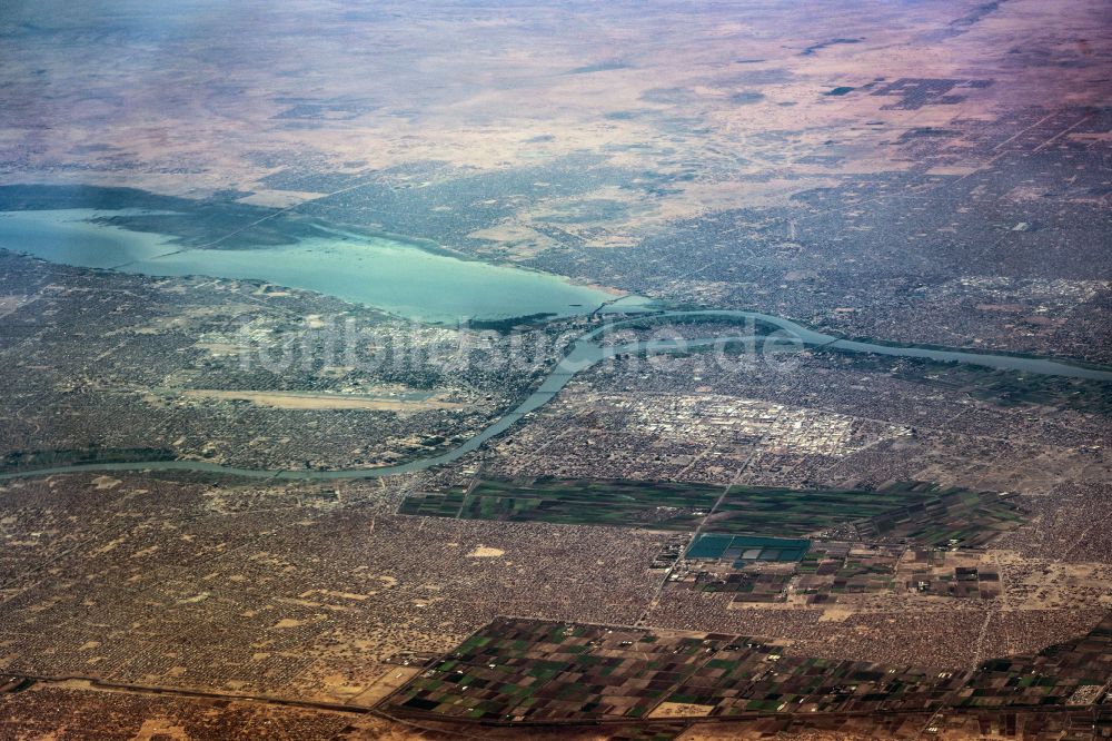 Khartum von oben - Wüsten- Landschaft am Flußverlauf des Nil in Khartum in al-Chartum, Sudan