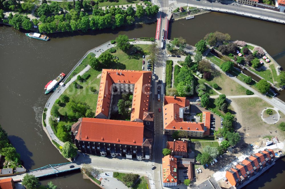 Luftaufnahme Wroclaw - Breslau - Wyspa Piasek - Sandinsel am Ufer des Flußverlaufes der Oder in Wroclaw - Breslau in Woiwodschaft Niederschlesien, Polen