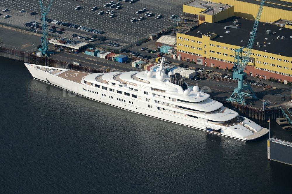 Luftaufnahme Bremen - Yacht Azzam auf dem Fluss Weser vor der Werft des Herstellers Lürssen beim Stadtteil Vegesack in Bremen