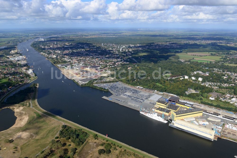 Luftbild Bremen - Yacht Azzam auf dem Fluss Weser vor der Werft des Herstellers Lürssen und Stadtteilansicht von Blumenthal in Bremen