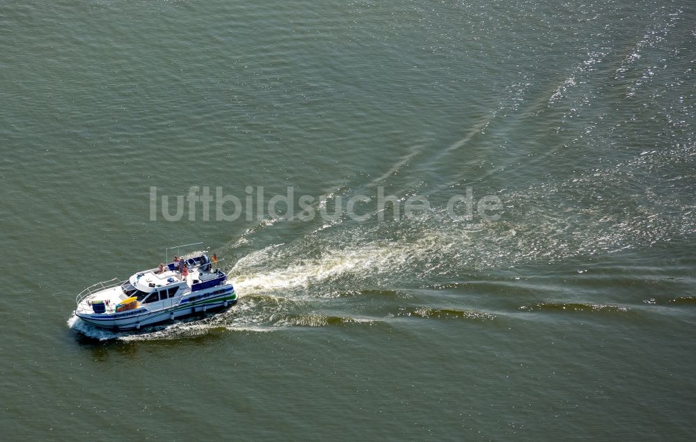 Mirow von oben - Yacht in Fahrt auf dem Mirower See in Mirow im Bundesland Mecklenburg-Vorpommern