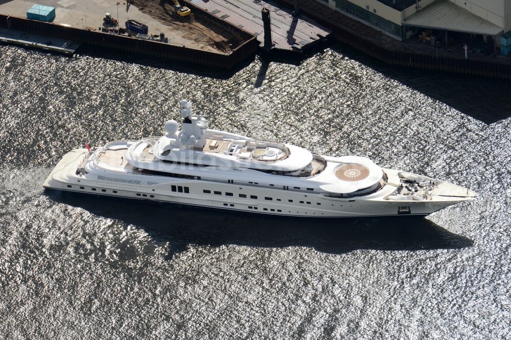 Luftaufnahme Bremen - Yacht Pelorus auf dem Fluss Weser beim Stadtteil Vegesack in Bremen