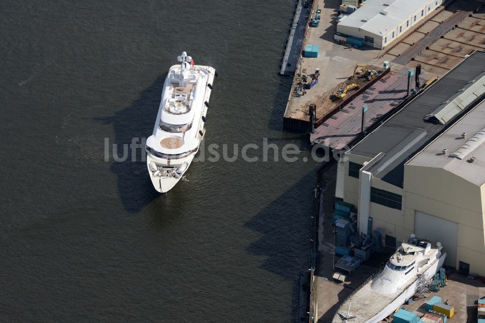 Bremen aus der Vogelperspektive: Yacht Pelorus auf dem Fluss Weser beim Stadtteil Vegesack in Bremen