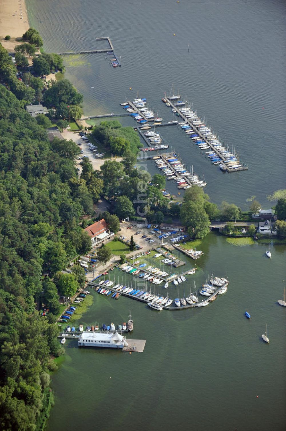 Berlin Wannsee aus der Vogelperspektive: Yacht- und Sportboothafen am Zugang zur Insel Schwanenwerder