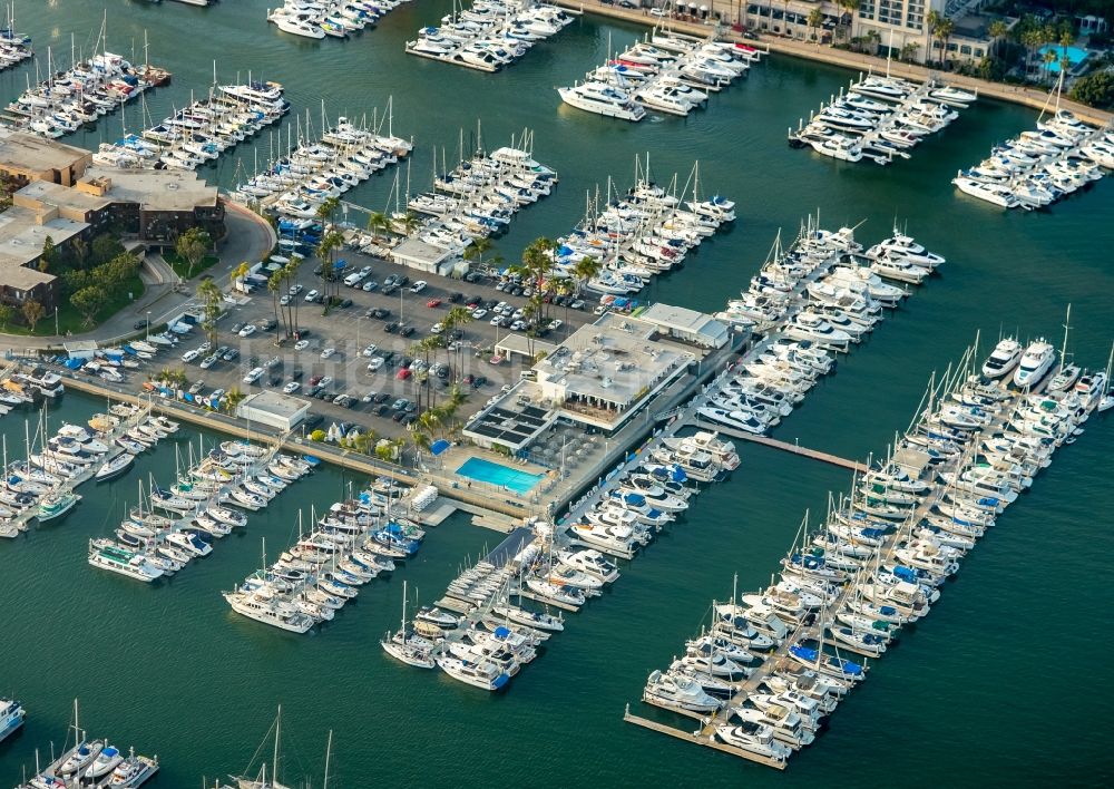 Marina del Rey von oben - Yachtclub- Gelände des Freizeithafens und Yachthafens in Marina del Rey in Kalifornien, USA