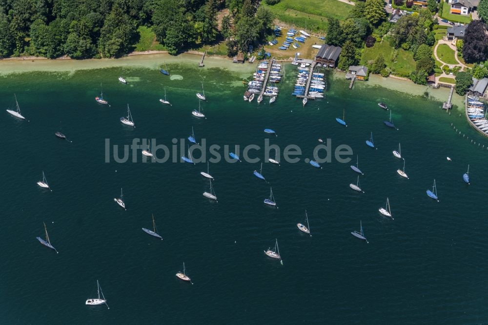 Luftaufnahme Pöcking - Yachtclub und Yachthafen mit Sportboot- Anlegestellen und Bootsliegeplätzen am Ufer des Starnberger Sees in Possenhofen im Bundesland Bayern, Deutschland