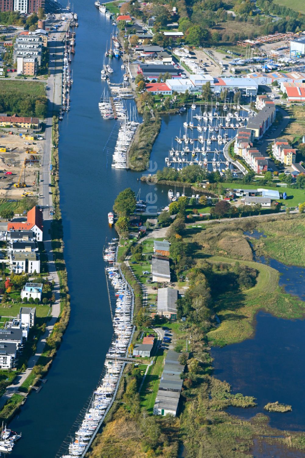 Hansestadt Greifswald von oben - Yachthafen mit Anlegestellen und Bootsliegeplätzen in Greifswald im Bundesland Mecklenburg-Vorpommern, Deutschland