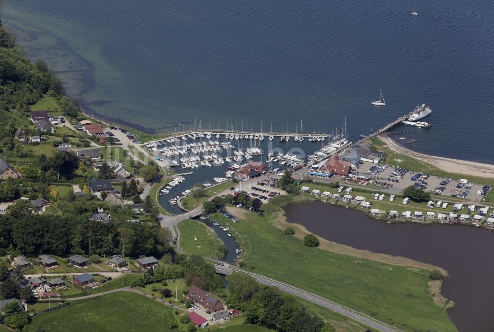 Langballig aus der Vogelperspektive: Yachthafen mit Bootsliegeplätzen und Dampferbrücke am Uferbereich Langballigau in Langballig im Bundesland Schleswig-Holstein