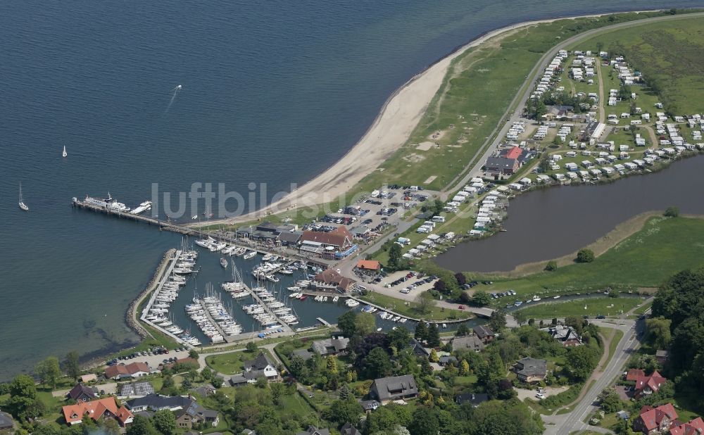 Langballig aus der Vogelperspektive: Yachthafen mit Bootsliegeplätzen und Dampferbrücke am Uferbereich Langballigau in Langballig im Bundesland Schleswig-Holstein