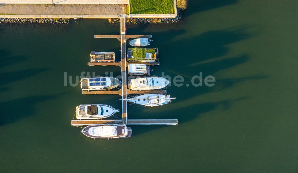 Gelsenkirchen aus der Vogelperspektive: Yachthafen mit Bootsliegeplätzen am Uferbereich des Rhein-Herne-Kanal in Gelsenkirchen im Bundesland Nordrhein-Westfalen