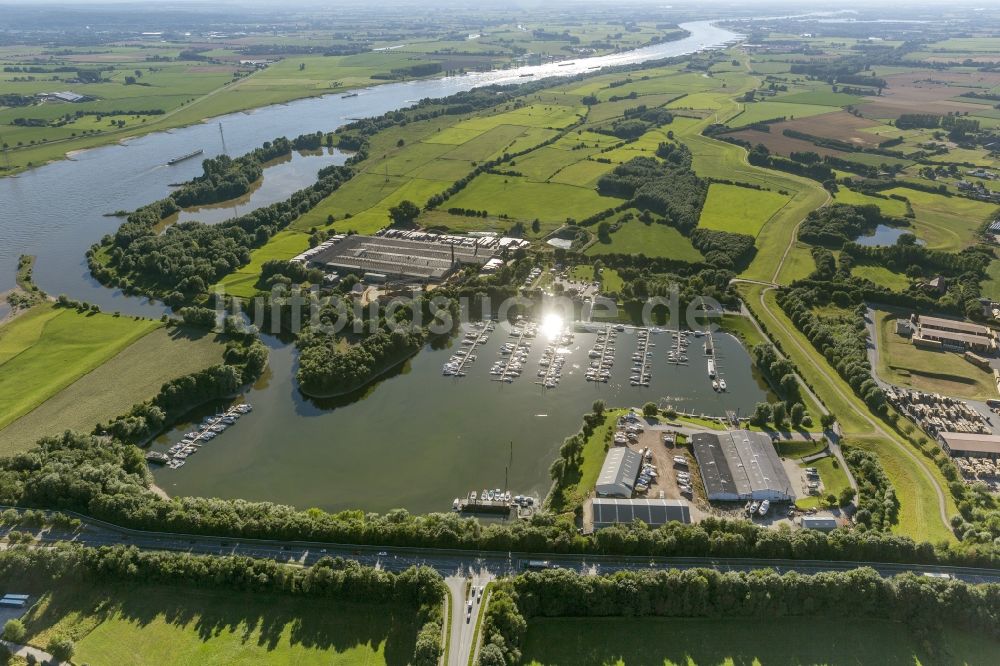 Emmerich am Rhein aus der Vogelperspektive: Yachthafen Emmerich am Ufer des Niederrheins in Emmerich am Rhein in Nordrhein- Westfalen