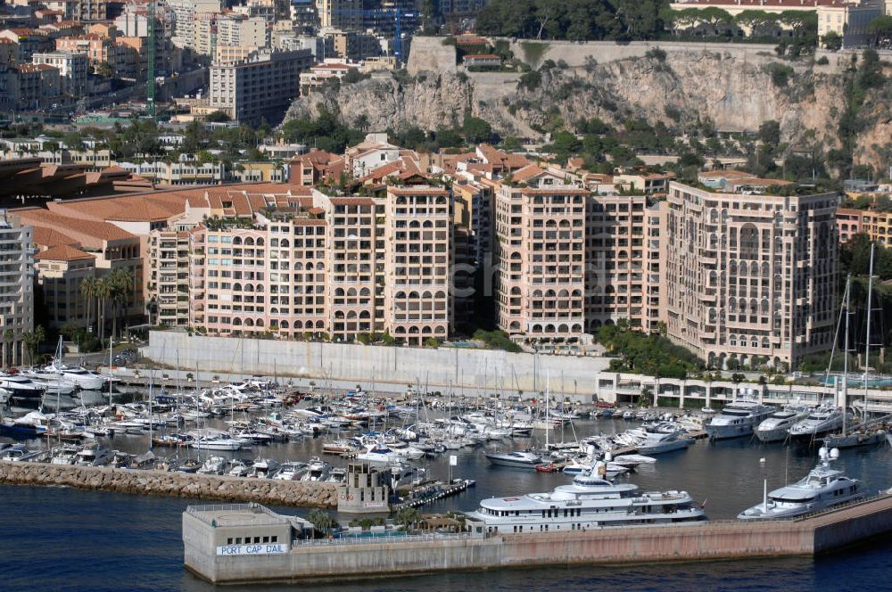 Monaco von oben - Yachthafen, Fußballstadion und das Seaside Plaza von Monaco