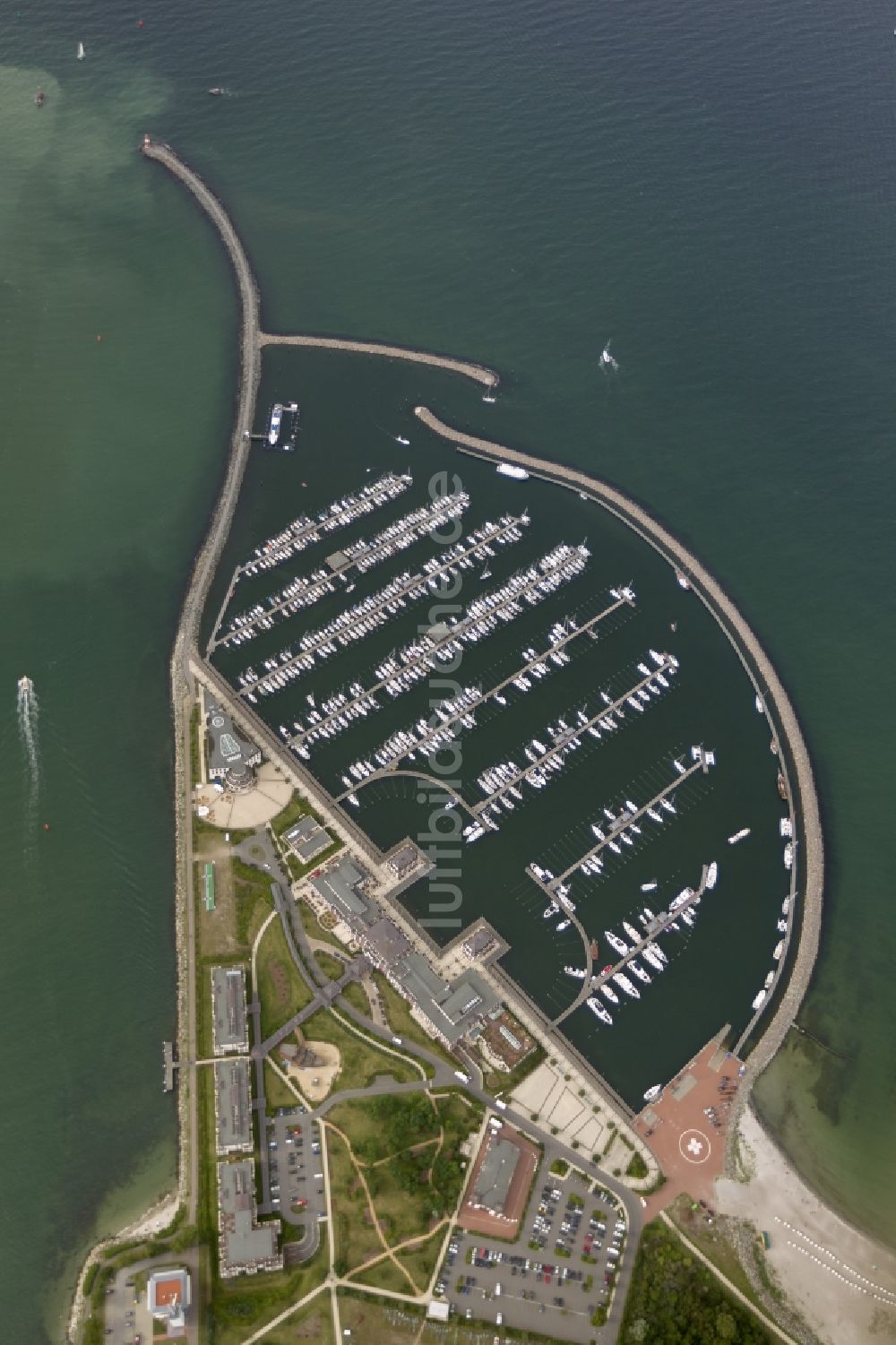 Luftaufnahme Rostock Hohe Dühne - Yachthafen Hohe Düne mit der gleichnamigen Yachthafenresidenz an der Ostsee - Küste im Bundesland Mecklenburg-Vorpommern