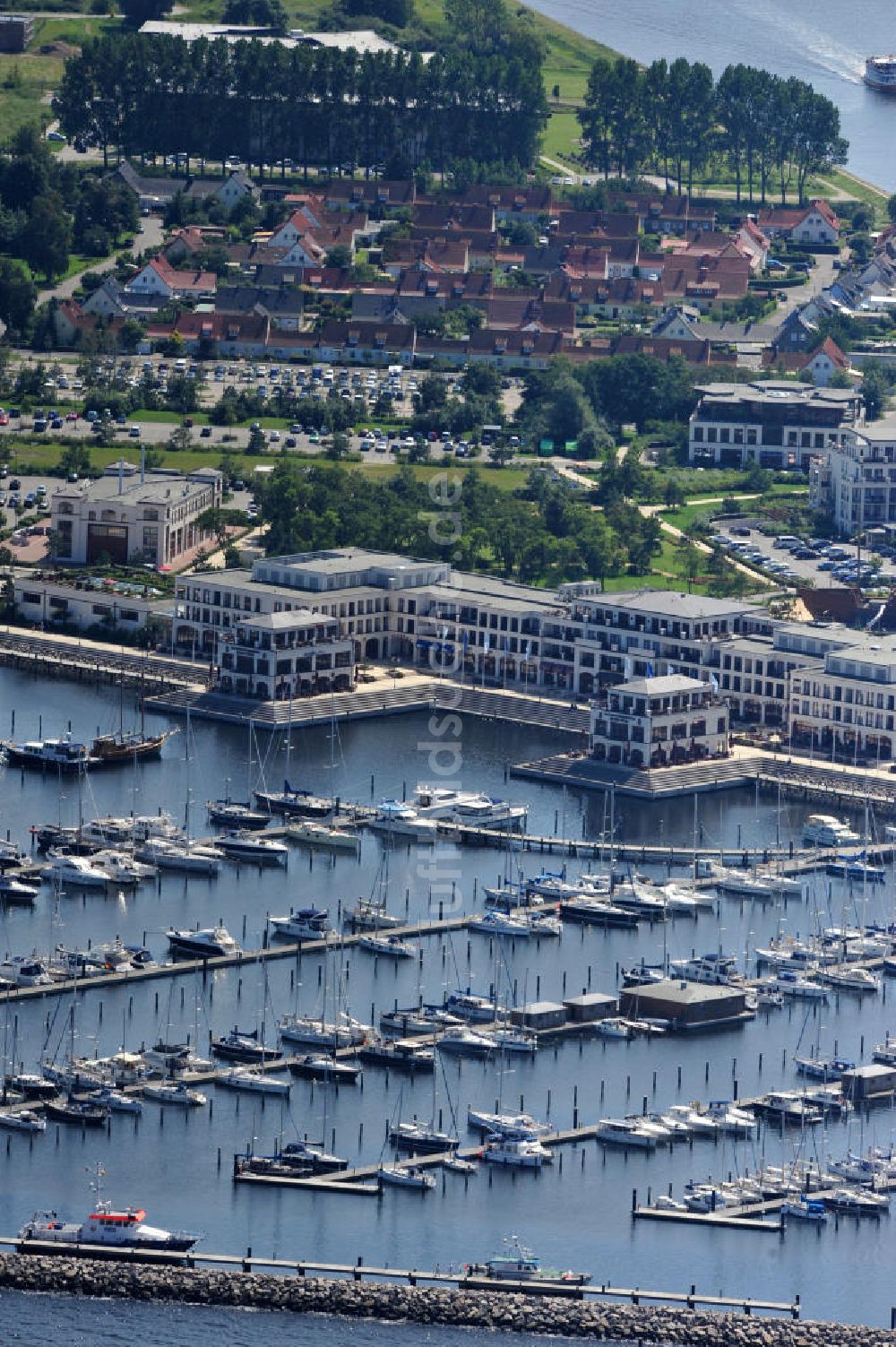 Rostock Hohe Dühne von oben - Yachthafen Hohe Düne mit der gleichnamigen Yachthafenresidenz an der Ostseeküste