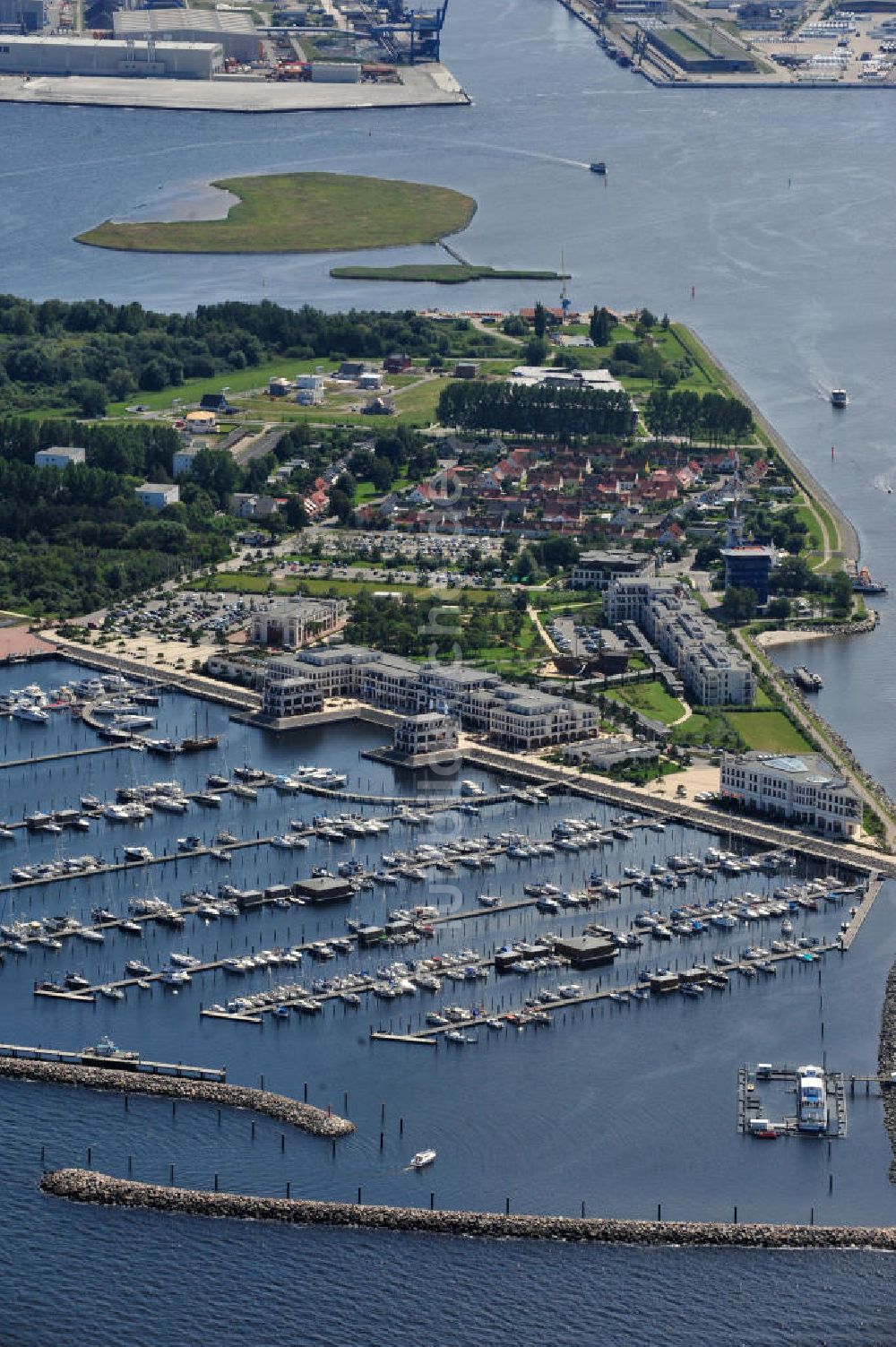 Luftaufnahme Rostock Hohe Dühne - Yachthafen Hohe Düne mit der gleichnamigen Yachthafenresidenz an der Ostseeküste